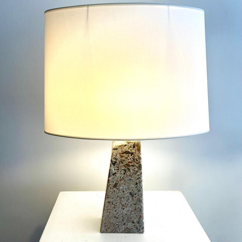 PIED DE LAMPE EN PIERRE. ( Suede )
